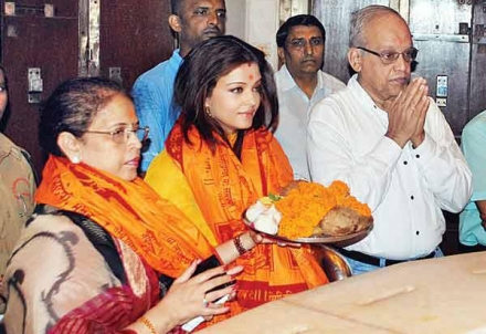 Pregnant Aishwarya Rai prays at Siddhivinayak Temple